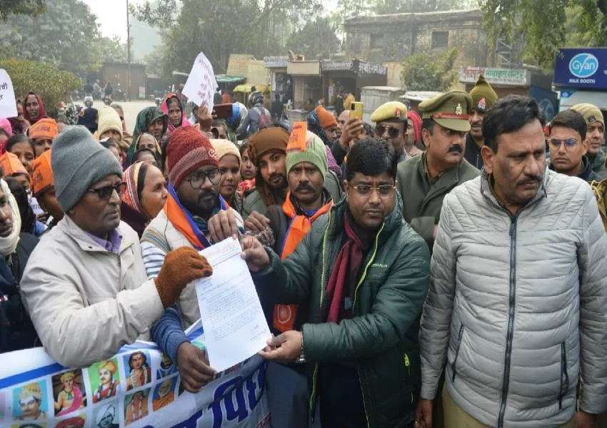 अयोध्या: निकाय चुनाव में आरक्षण के लिये किया प्रदर्शन, सौंपा ज्ञापन 