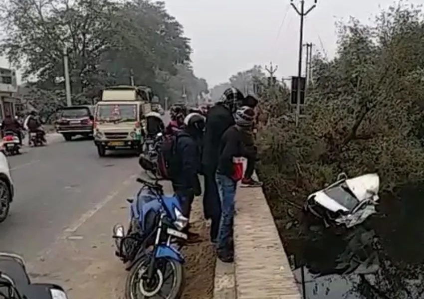 बहराइच: अनियंत्रित कार तालाब में गिरी, एक ही परिवार के पांच घायल, अस्पताल में भर्ती