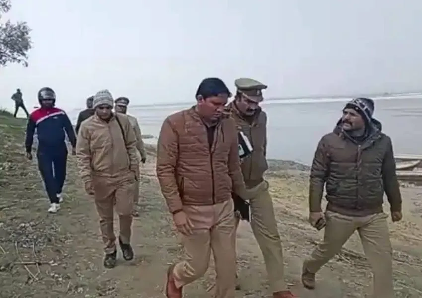 Kaushambi News: बोरी में युवती का अधजला शव मिलने से इलाके में हड़कंप, जांच में जुटी पुलिस