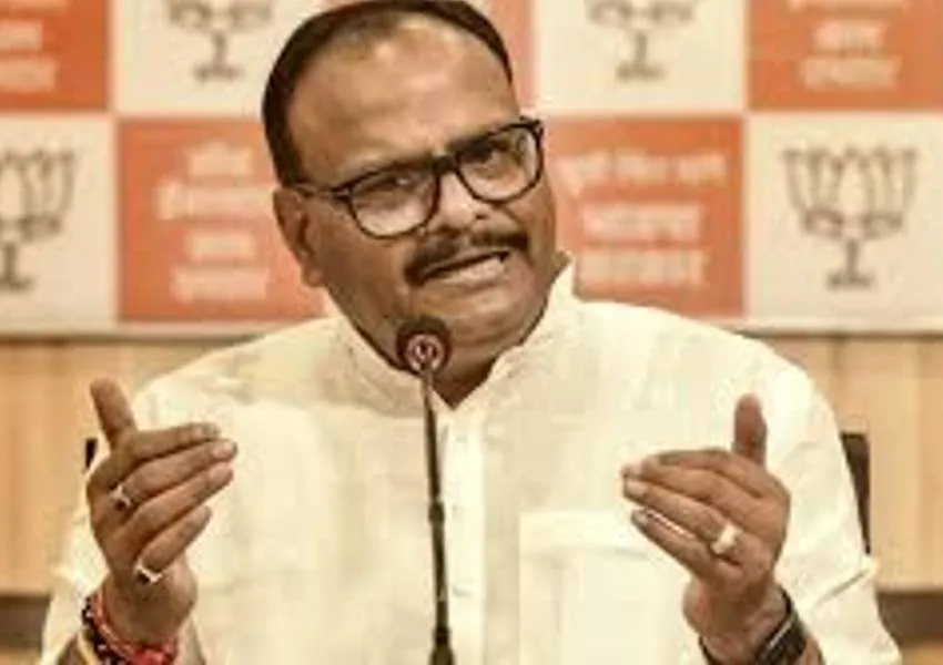 चिकित्सा विज्ञान के माहिर लोगों से पूछा है, रिपोर्ट आते ही बताते हैं... राहुल के T-shirt पर ब्रजेश पाठक ने ली चुटकी 