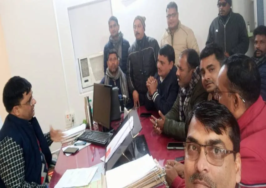  अयोध्या: शिक्षकों के वेतन को लेकर संघ ने की वित्त व लेखाधिकारी से भेंट 