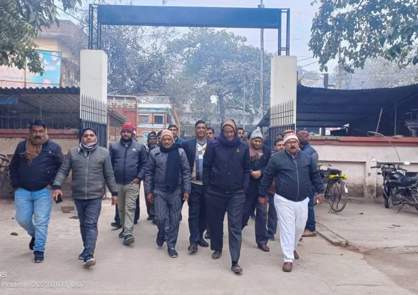  बाराबंकी: कातिलाना हमले के विरोध में घायल अधिवक्ता की मौत से आक्रोशित वकीलों का प्रदर्शन