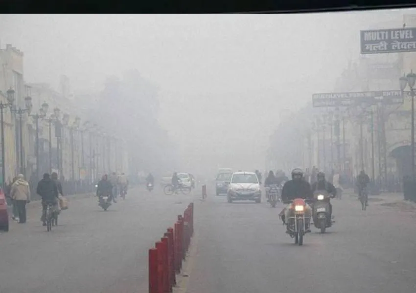 UP में हाड़ कपा देने वाली ठंड के बीच शीतलहर जारी, लखनऊ में आलाव के नाम पर खानापूर्ति