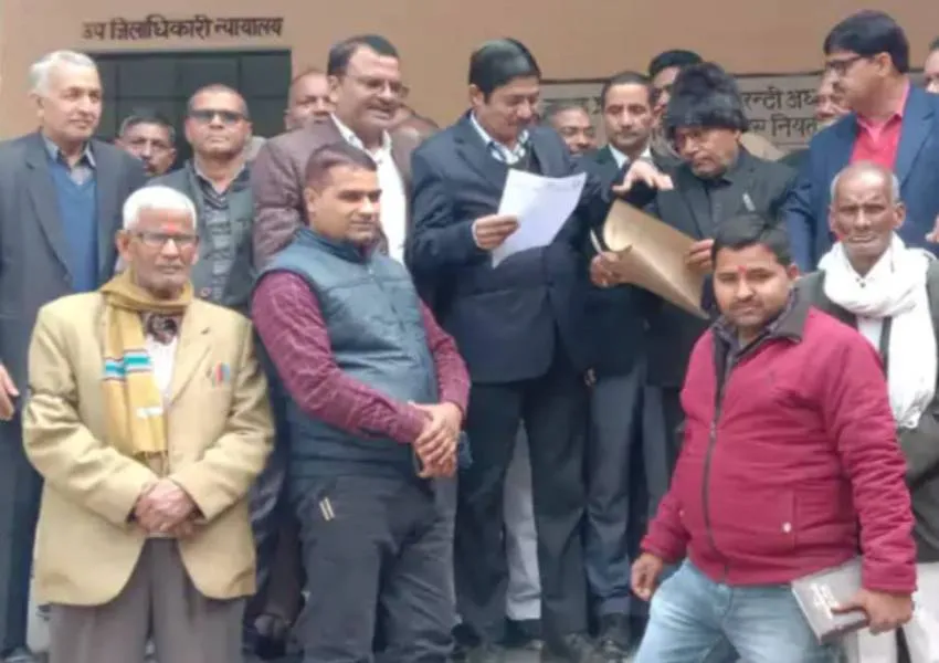 अयोध्या: हाथों में काली पट्टी बांध कर वकीलों ने जताया आक्रोश, सौंपा ज्ञापन