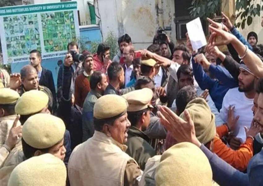 Lucknow University में सभा के नाम पर संग्राम! छात्र संगठन के दो गुट आपस में भिड़े, जय श्रीराम के नारे से गूंज उठा LU