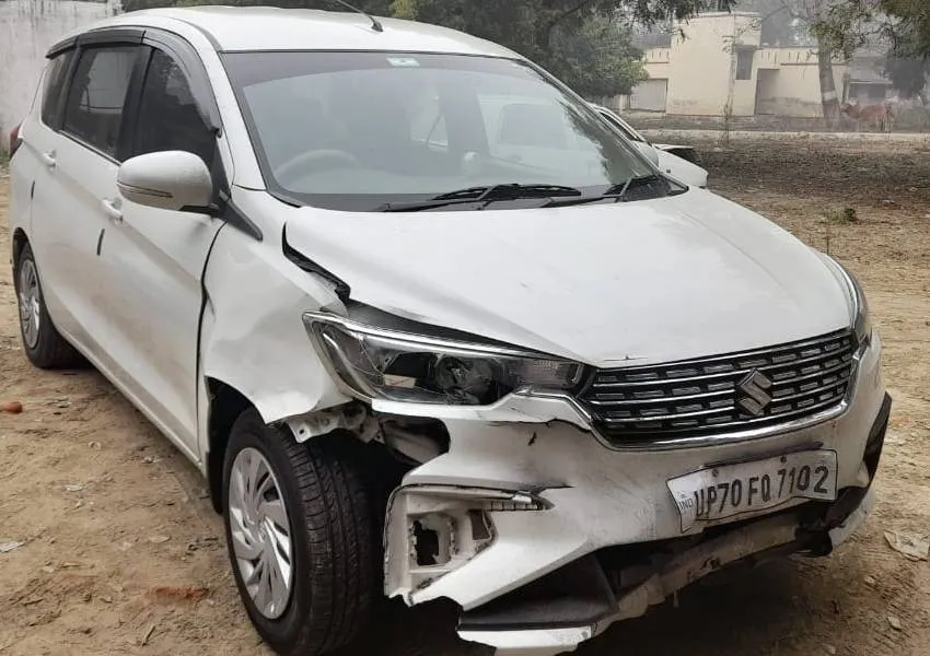  रायबरेली: तेज रफ्तार कार ने बाइक सवार दो पुलिसकर्मियों को मारी टक्कर, एक गंभीर