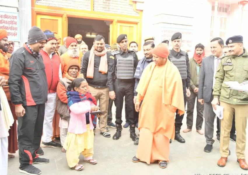 गोरखपुर: धन्य हो महाराज जी! आपके कृपा से पक्का मकान बनि गइल ...उषा के आग्रह पर सीएम ने साथ में खिंचवाई फोटो
