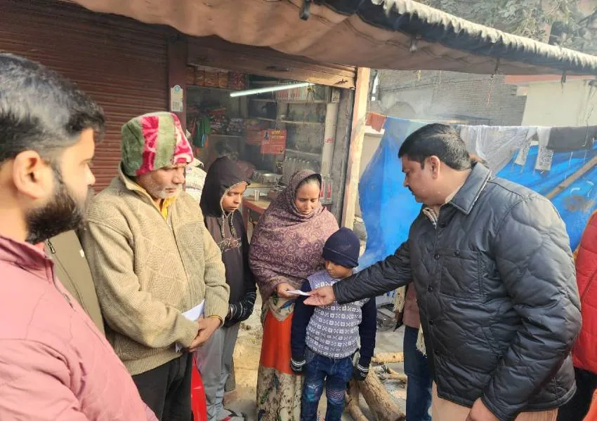 अयोध्या: पूर्व मंत्री पवन पांडेय ने दी सहायता, दो बच्चों की पढ़ाई की ली जिम्मेदारी 