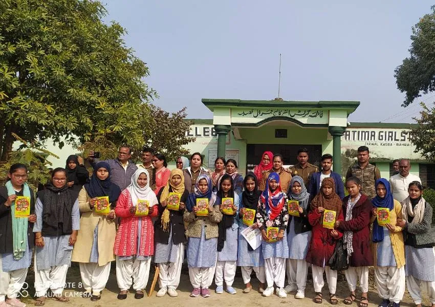 बहराइच: सिर्फ पढ़ाई के लिए यूज करें मोबाइल, मुसीबत में हो तो 1098 पर करें कॉल...