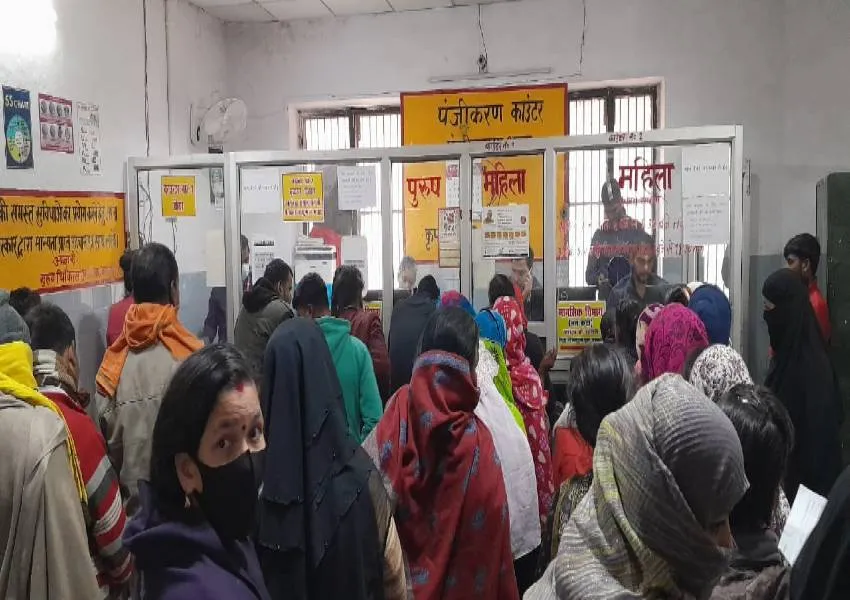 बाराबंकी: ठंड के सितम से अस्पतालों में बढ़ी मरीजों की संख्या, डॉक्टरों ने दी ये सलाह