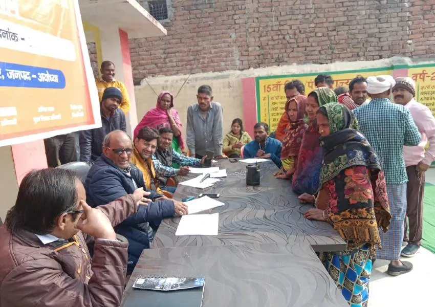 अयोध्या: चौपाल में ग्रामीणों ने सुनाई समस्याएं 