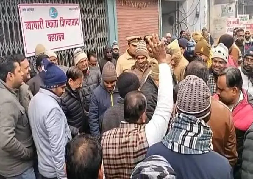 बहराइच: व्यापारियों ने छावनी बाजार चौराहे पर नारेबाजी कर किया धरना प्रदर्शन, रंगदारी मांगने का खुलासा न होने पर भड़के व्यापारी