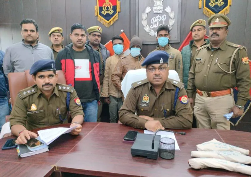 अमेठी पुलिस ने तीन शातिर लुटेरों को किया गिरफ्तार, नकदी और तीन तमंचे बरामद