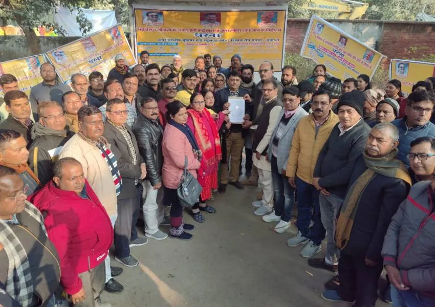  अयोध्या: नई पेंशन योजना को लेकर शिक्षकों ने जताया कड़ा विरोध, प्रदर्शन कर वित्त एवं लेखाधिकारी को सौंपा ज्ञापन