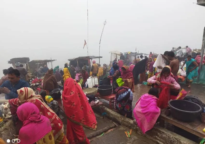 रायबरेली: कड़ाके की ठंड पर भारी पड़ी आस्था, गंगा तटों पर उमड़ी श्रद्धालुओं की भीड़
