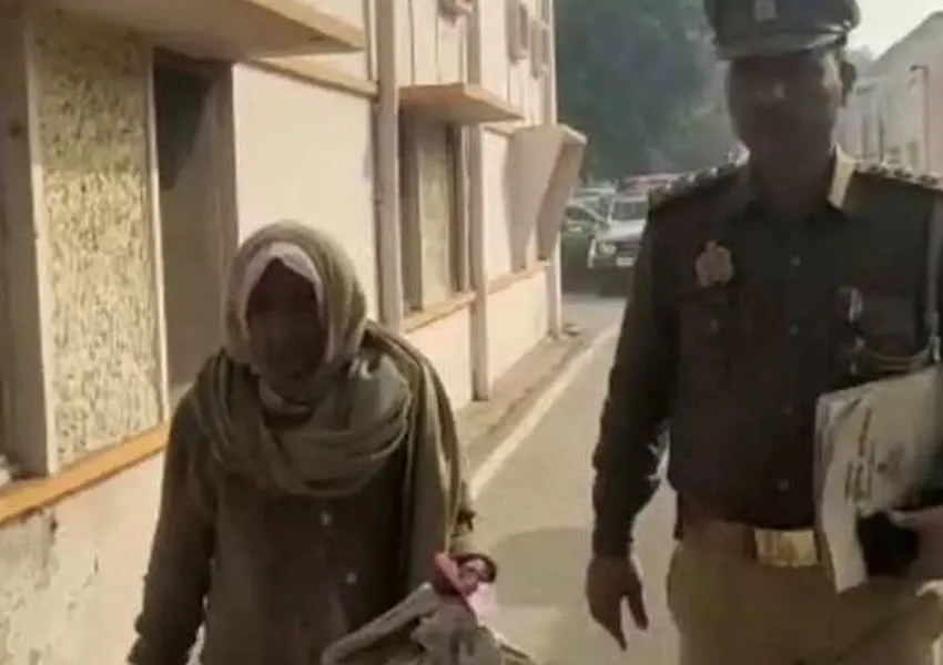 Agra News: हाड़ कंपा देने वाली ठंड में कलयुगी बेटे ने घर से निकाला तो 80 साल की बुजुर्ग महिला के लिए मसीहा बनी पुलिस