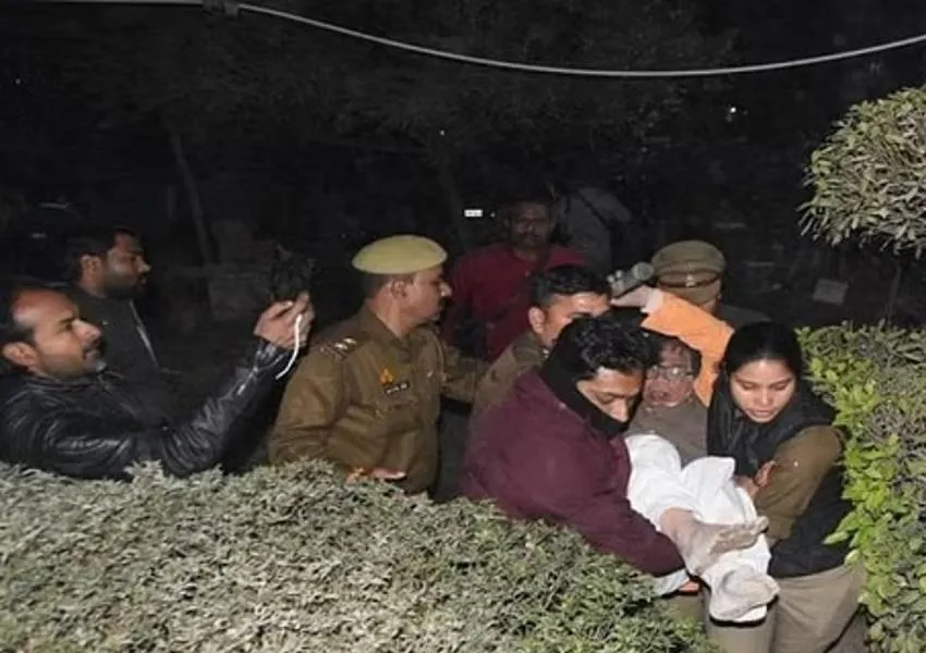 Alaya Apartment Collapse: हर तरफ सहमी नजर, मेरे अपने हैं किधर, कहीं एम्बुलेंस के पीछे तो कहीं पुलिसकर्मियों से गुहार लगाते रहे परिजन