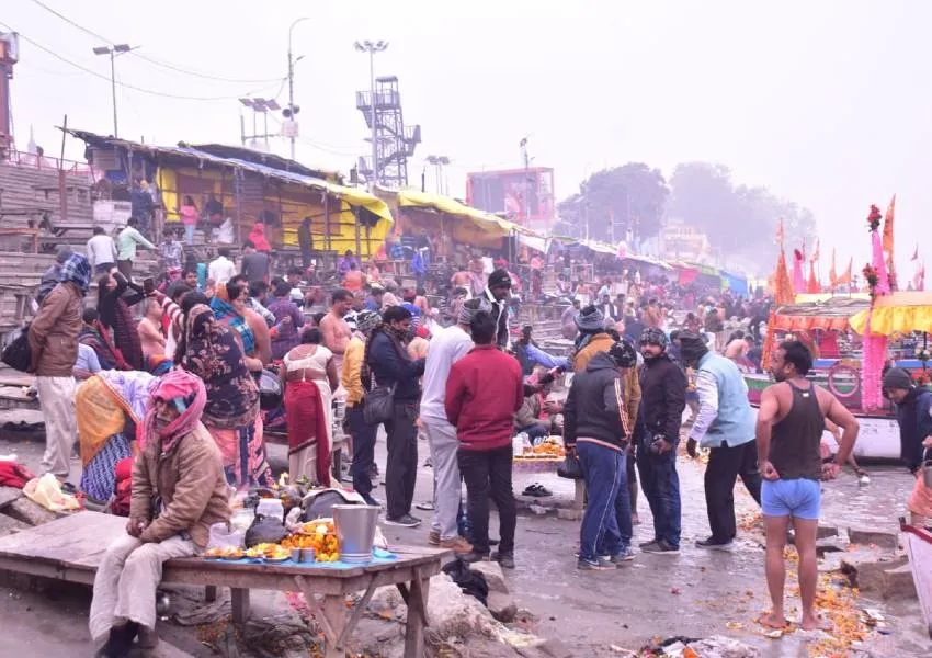 अयोध्या:  मां सरयू में श्रद्धालुओं ने लगाई आस्था की डुबकी, किया दानपुण्य