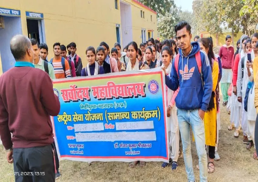  बहराइच: महाविद्यालय के छात्र और छात्राओं ने निकाली जागरूकता रैली, बताए यातायात नियम