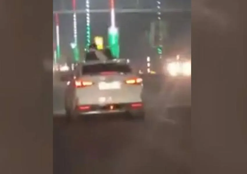 राजधानी में कपल का इश्क फरमाते Video फिर हुआ Viral, कार की खुली छत पर कर रहे थे अश्लील हरकत