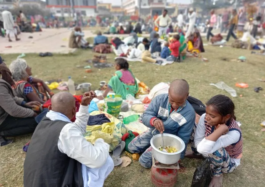 अयोध्या: प्रयागराज से रामनगरी पहुंचे 15 लाख श्रद्धालु, यातायात व्यवस्था ध्वस्त 