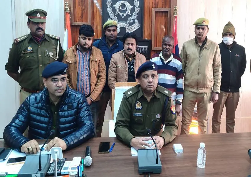 अयोध्या: नशा कारोबारी के घर छापा, तीन कुंतल गांजा बरामद, बाप-बेटा समेत तीन गिरफ्तार