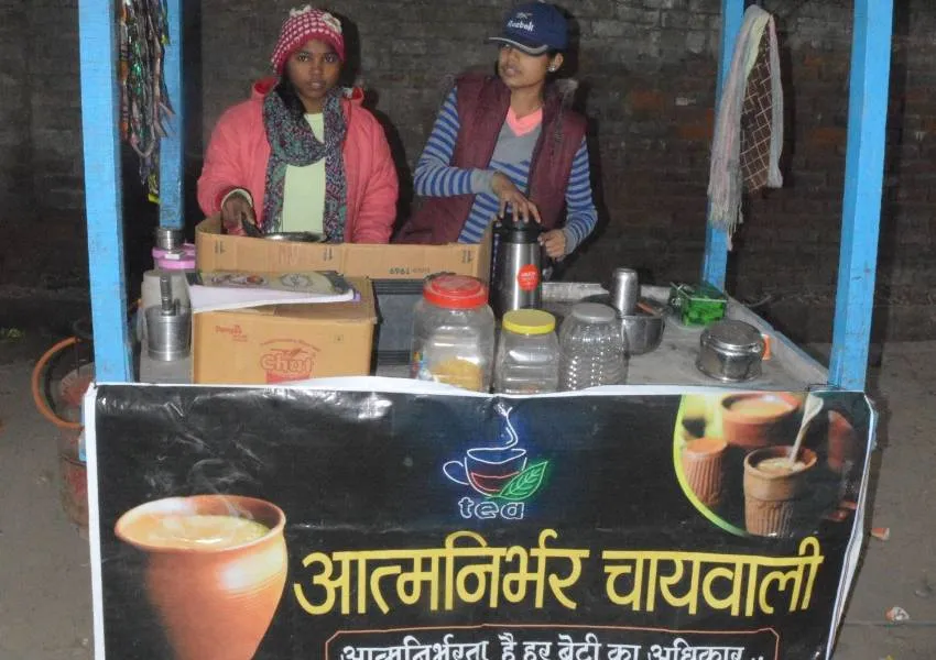 'आत्मनिर्भर चाय वाली': पीएम मोदी से प्रेरित होकर अयोध्या की दो बेटियों ने लगाया चाय का ठेला, लोग कर रहें तारीफ