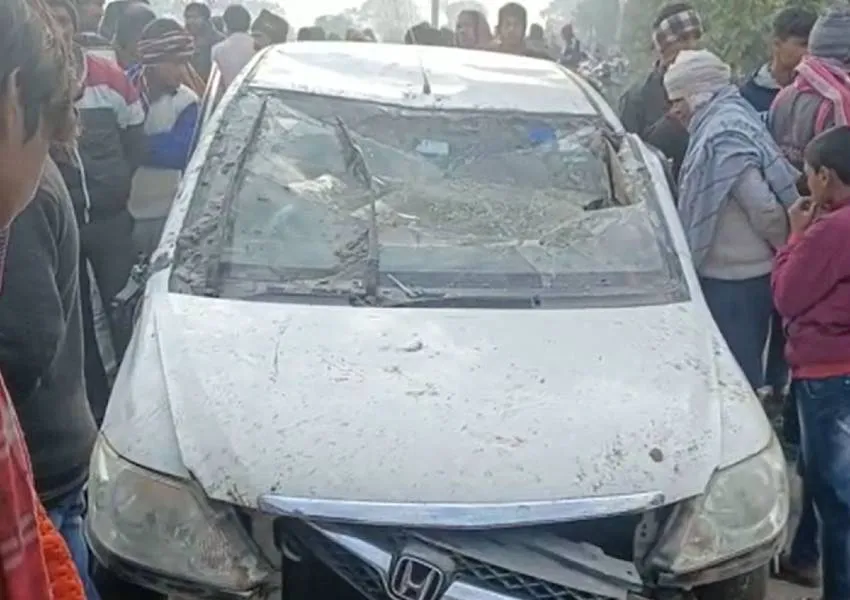हापुड़ में भीषण सड़क हादसा : गहरे तालाब में गिरी अनियंत्रित कार, चार युवकों की मौत