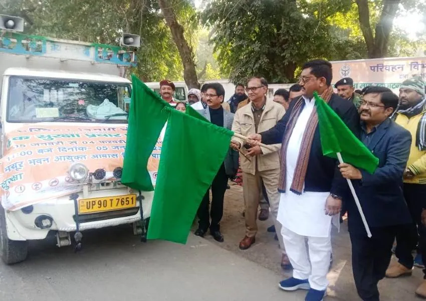 बांदा: जागरुकता वाहन को झंडी दिखाकर राज्यमंत्री ने किया रवाना, बोले- यातायात नियमों का हो कड़ाई से पालन