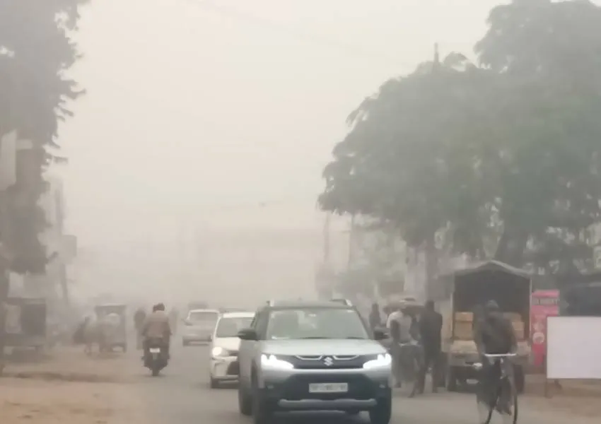 बहराइच: नव वर्ष पर नहीं निकला सूरज, बरसता रहा कोहरा ...ठंड से कांपे लोग