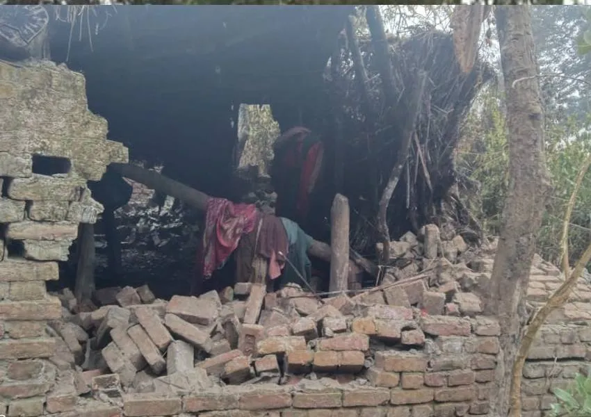 Bahraich News: बहराइच के बिछिया गांव में रात 2 बजे हाथियों ने मचाया उत्पात, कई मकान ढहाए
