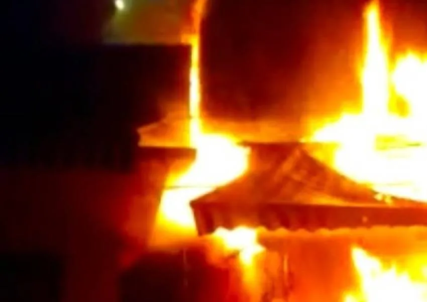  लखनऊ: अमीनाबाद में कपड़े की दुकान में लगी आग, मची अफरातफरी