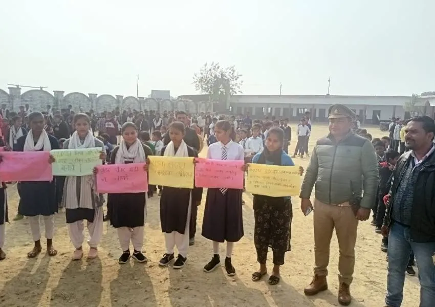 अयोध्या: सड़क सुरक्षा माह के तहत  यातायात पुलिस ने  विद्यार्थियों को किया जागरूक