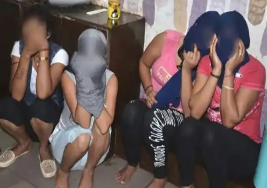 Agra News: स्पा सेंटर में चल रहा था गंदा काम!  पुलिस ने चार युवतियों समेत 10 को किया गिरफ्तार