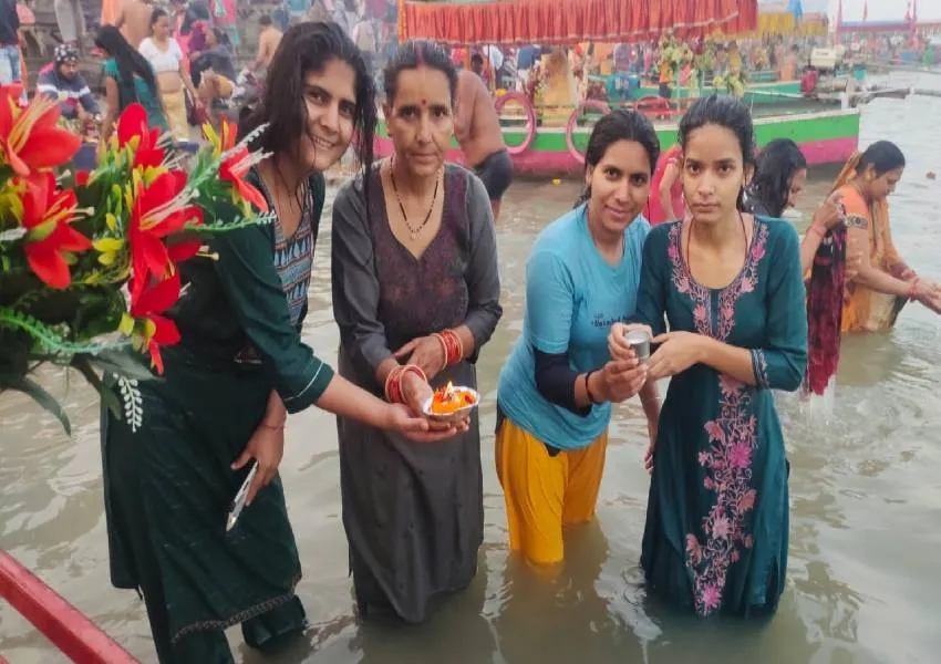 अयोध्या: सरयू तट पर उमड़ा श्रद्धालुओं का सैलाब, मौन रहकर लगाई पुण्य की डुबकी