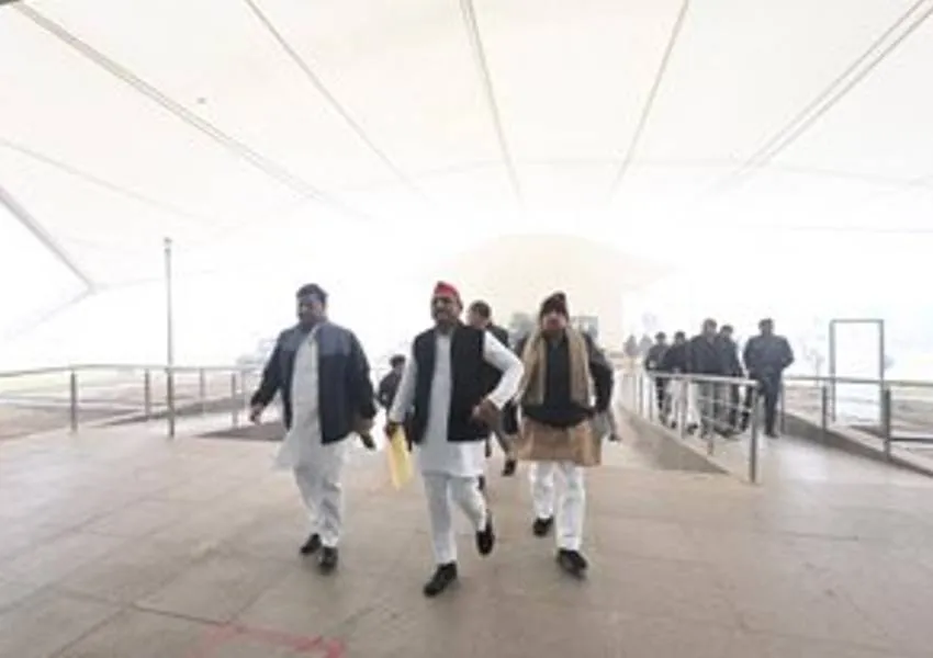 UP Police Headquarter: अखिलेश यादव सुबह-सुबह पहुंचे पुलिस हेडक्वार्टर, बताया अंदर का हाल