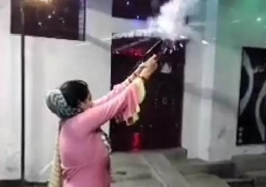 रायबरेली: फायरिंग करते महिला का Video Viral