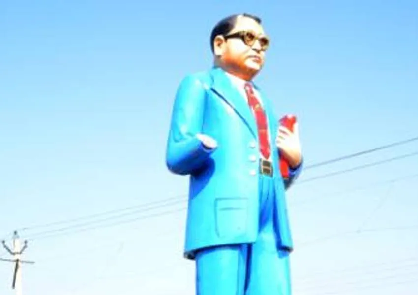 मुजफ्फरनगर में बाबासाहेब की प्रतिमा क्षतिग्रस्त, विरोध में प्रदर्शन 