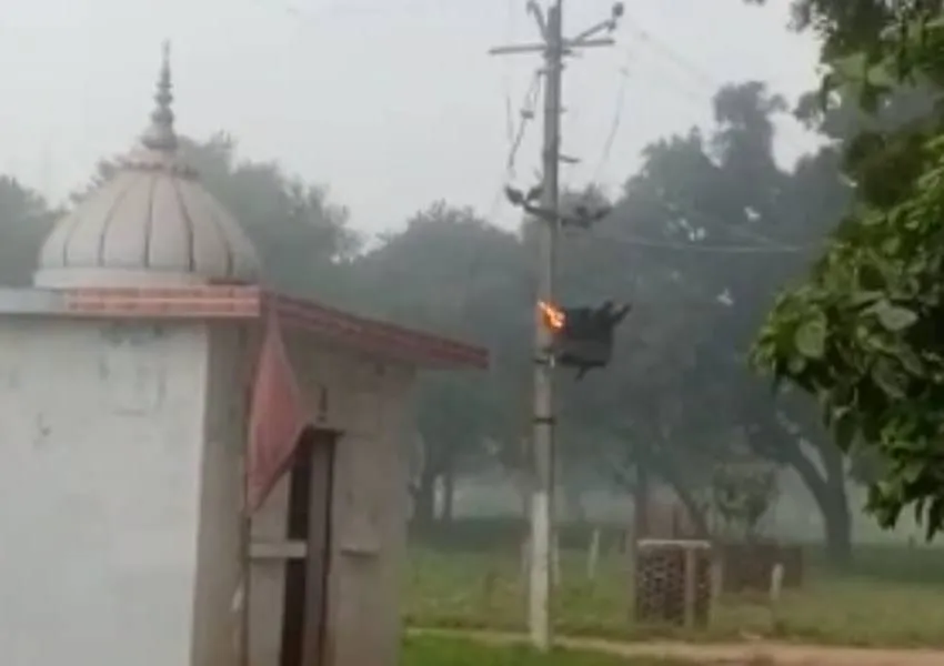 बहराइच: धू-धू कर जल गया विद्युत ट्रांसफार्मर, अंधेरे में चंदेला कला गांव की दो हजार की आबादी