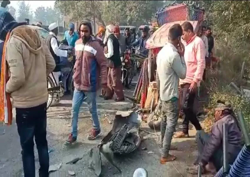गोंडा: ई-रिक्शा व कार में जोरदार भिड़ंत, रिक्शा चालक समेत दो घायल 
