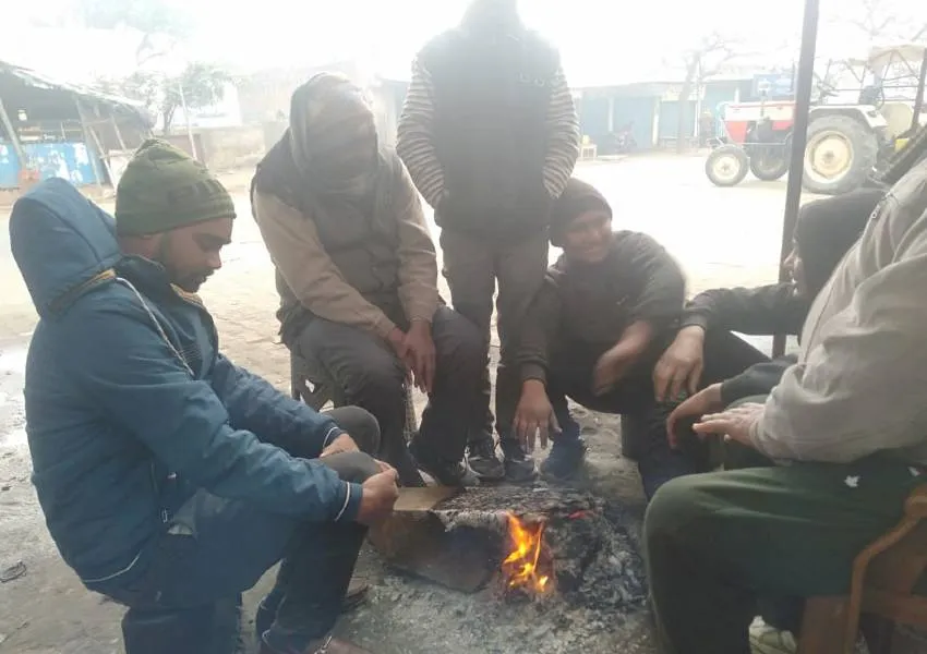 रायबरेली: घना कोहरा और सर्द हवाओं का सितम जारी, आमजन जीवन बेहाल