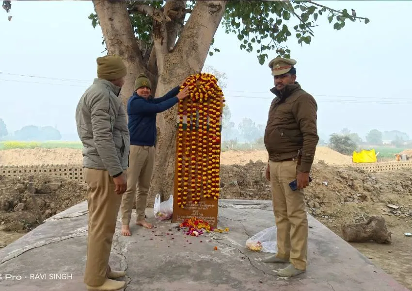  रायबरेली: प्रशासनिक अधिकारियों के साथ स्थानीय लोगों ने शहीदों को किया नमन