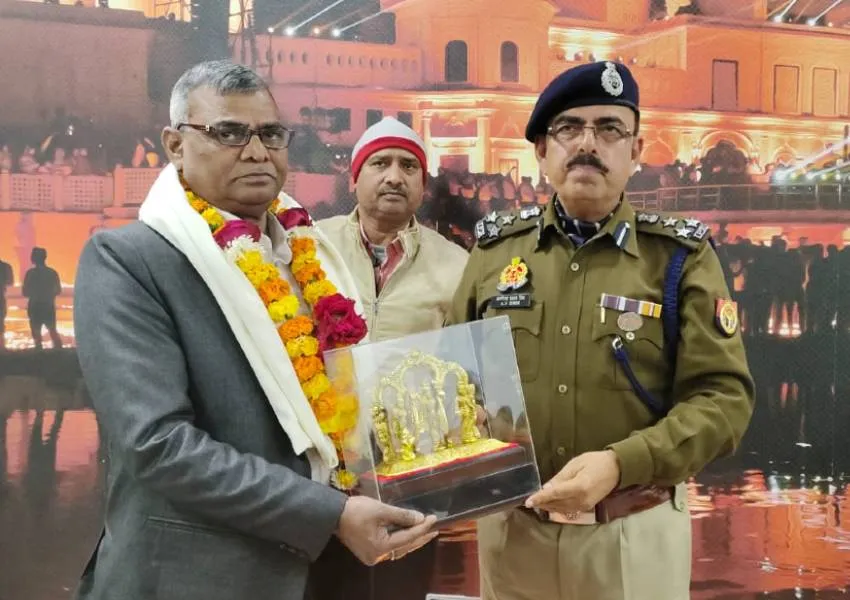अयोध्या: डीआईजी कार्यालय में सेवानिवृत्त उप निरीक्षक को दी गई विदाई 