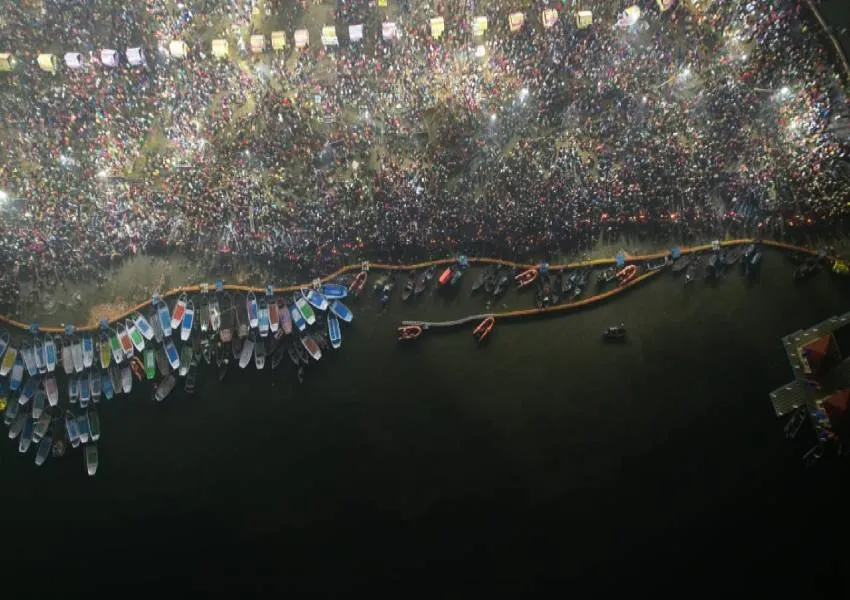 Magh Mela 2023: मौनी अमावस्या पर लाखों श्रद्धालुओं ने किया स्नान, हेलीकॉप्टर से हुई पुष्प वर्षा, CM ने शेयर किया Video
