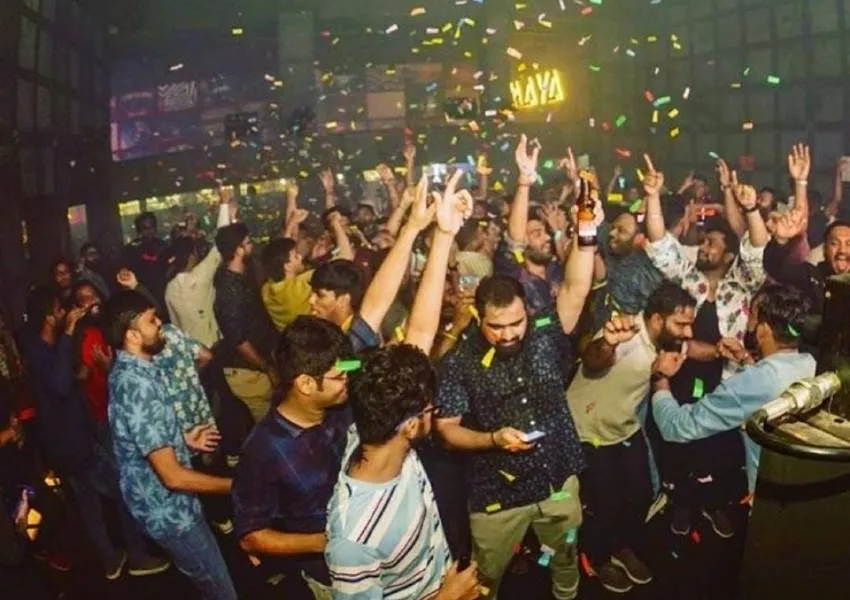 New Year 2023: नए वर्ष के जश्न में डूबे जिलेवासी, डीजे की धुन पर जमकर थिरके, एक दूसरे को दी बधाई