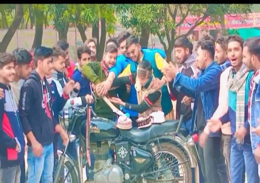 Video: रायबरेली में नए साल के जश्न में तलवार से काटा केक, वीडियो वायरल, जांच में जुटी पुलिस 