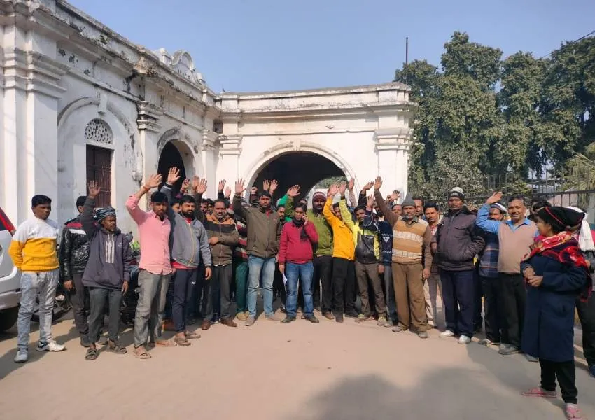 बहराइच: सफाई कर्मियों ने मांगों को लेकर किया प्रदर्शन, ईओ को सौंपा ज्ञापन 