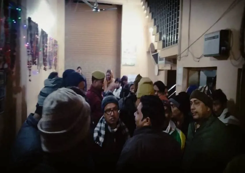 Video: बहराइच में बदमाशों ने गल्ला व्यापारी पिता-पुत्र को बंधक बनाकर मांगी रंगदारी, सीसीटीवी में कैद हुई घटना