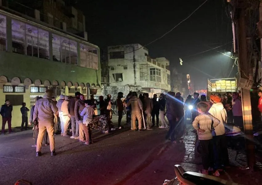 Aligarh News: अलीगढ़ में दो समुदायों के बीच झड़प, जमकर हुआ पथराव, तीन घायल