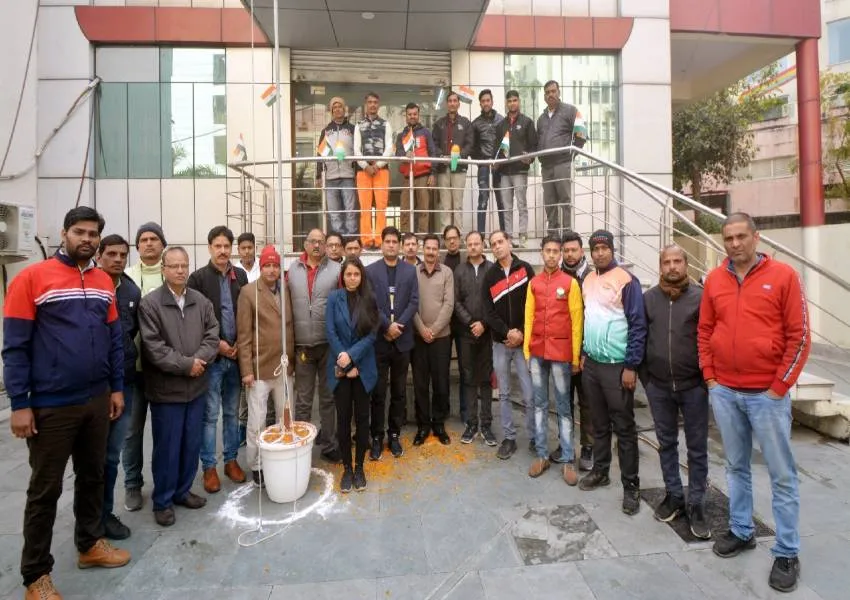 अमृत विचार लखनऊ कार्यालय में फहराया गया तिरंगा, 74वें गणतंत्र दिवस की दीं शुभकामनाएं 